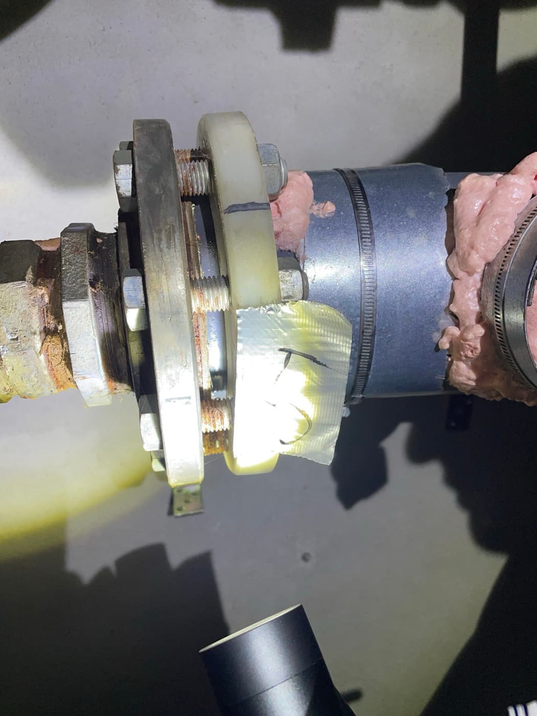 Asbesthoudende pakking in een waterinstallatie