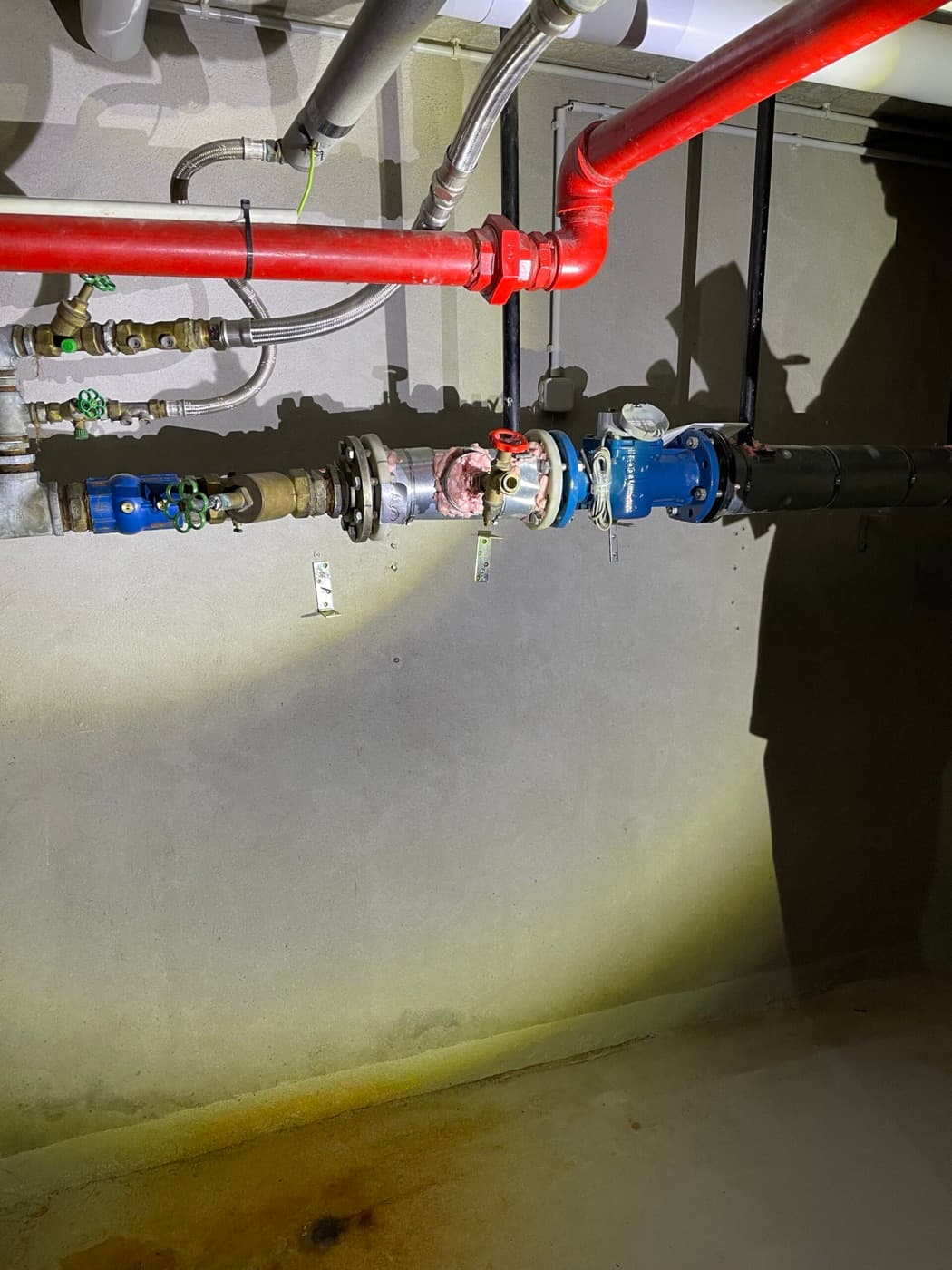 Detail van de asbesthoudende pakking tussen twee flenzen